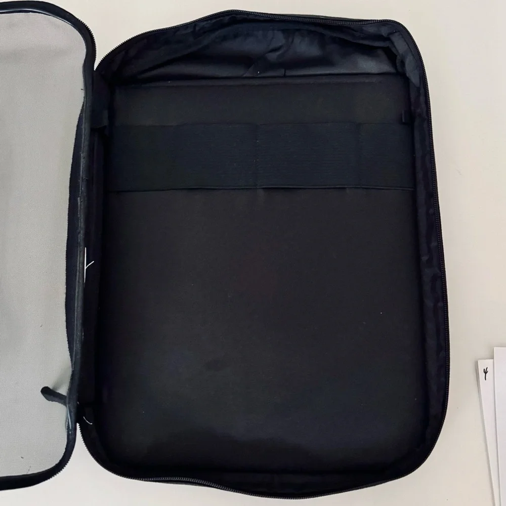 Black Lightweight Expandable Laptop Bag for 15
